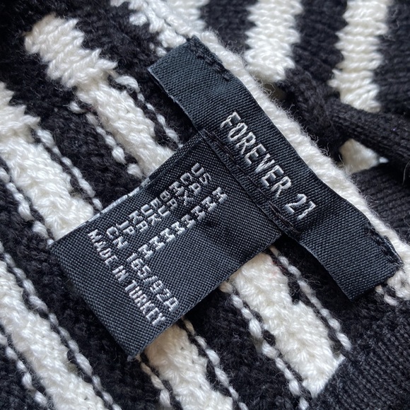 ✨4🛒 $20 ✨  Forever 21 B&W Striped Knit Lace-Up Back Tank Top Sz. M/S  Crop Top - Picture 8 of 12